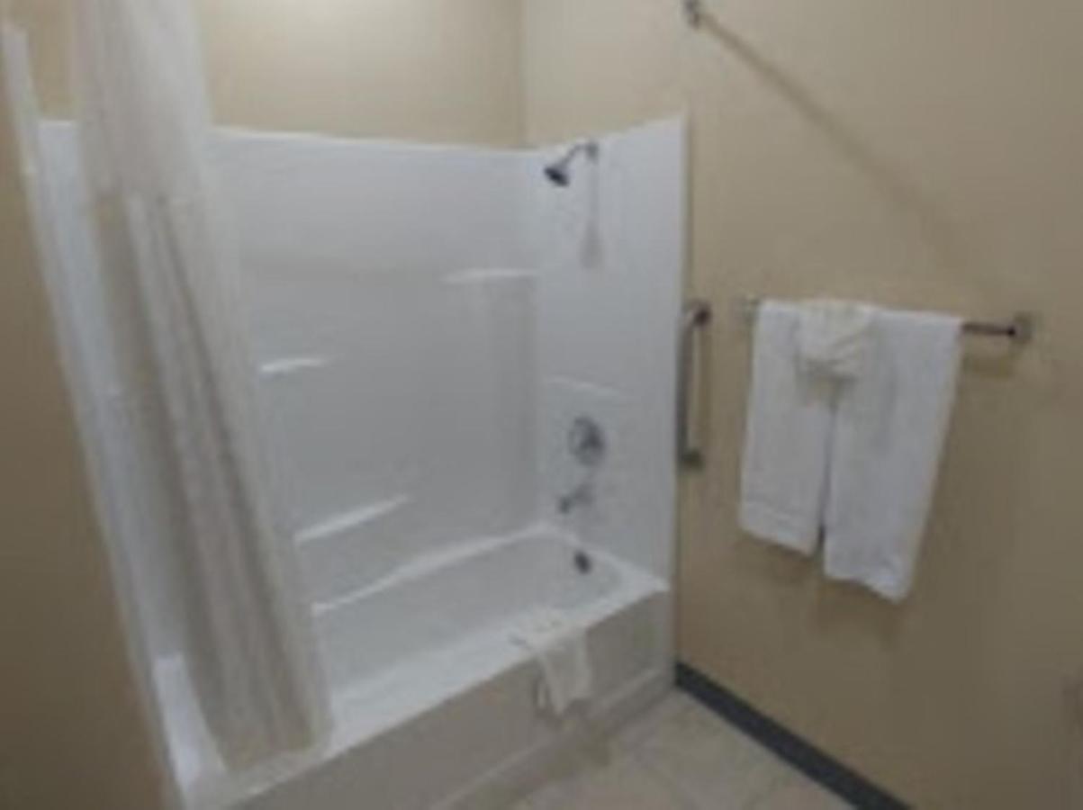 Quality Inn & Suites Roanoke - Fort Worth North Bagian luar foto