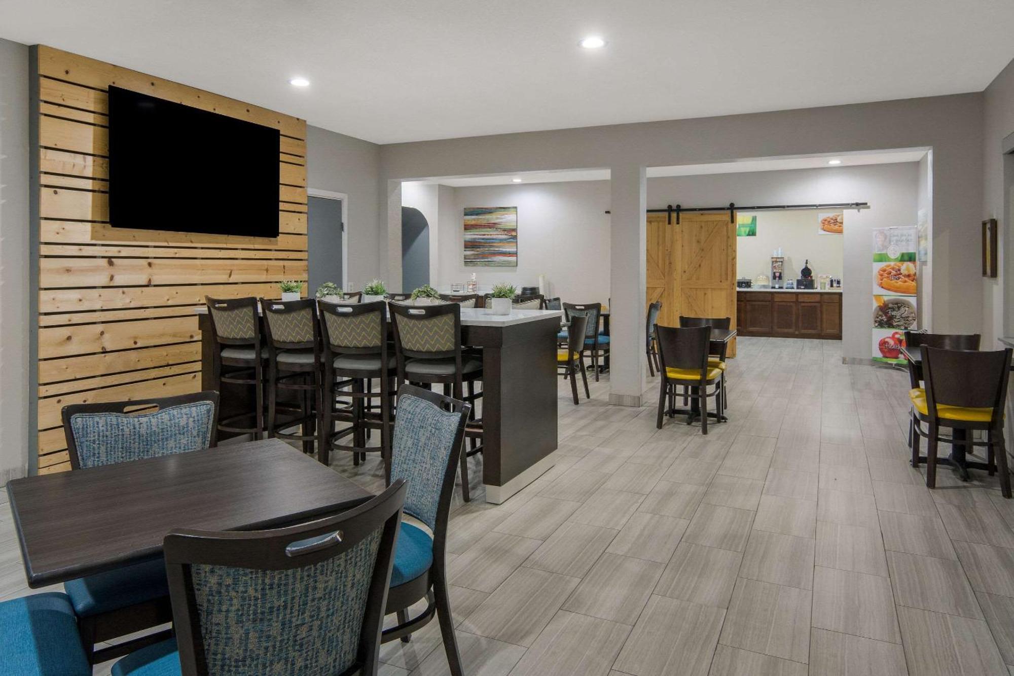 Quality Inn & Suites Roanoke - Fort Worth North Bagian luar foto
