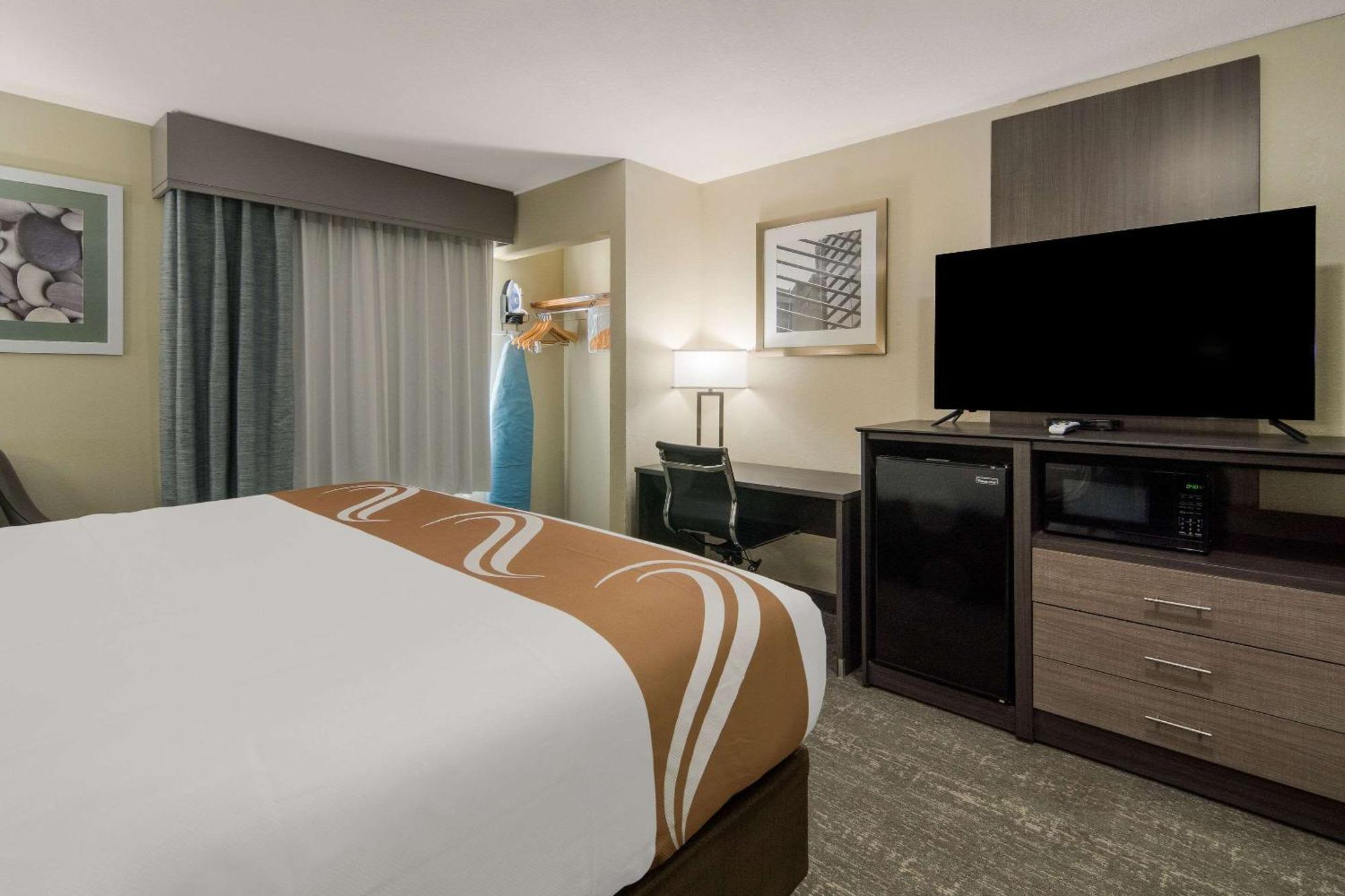 Quality Inn & Suites Roanoke - Fort Worth North Bagian luar foto
