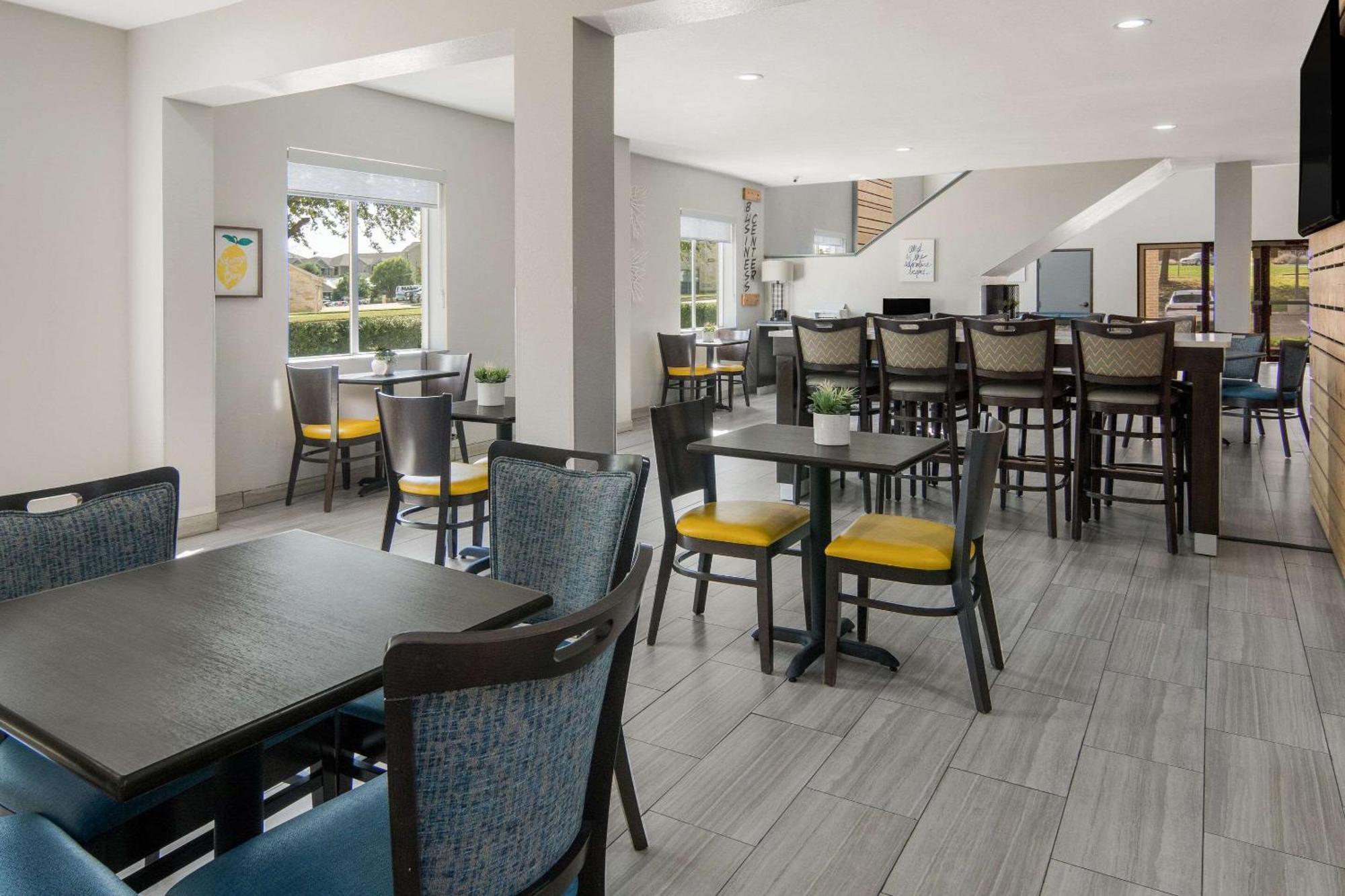 Quality Inn & Suites Roanoke - Fort Worth North Bagian luar foto