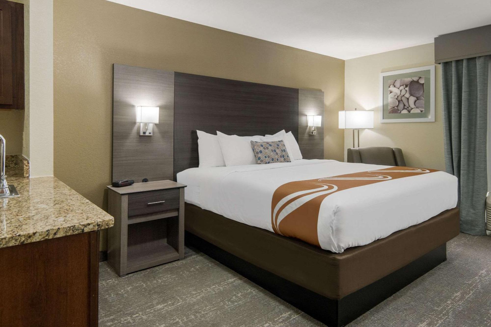 Quality Inn & Suites Roanoke - Fort Worth North Bagian luar foto