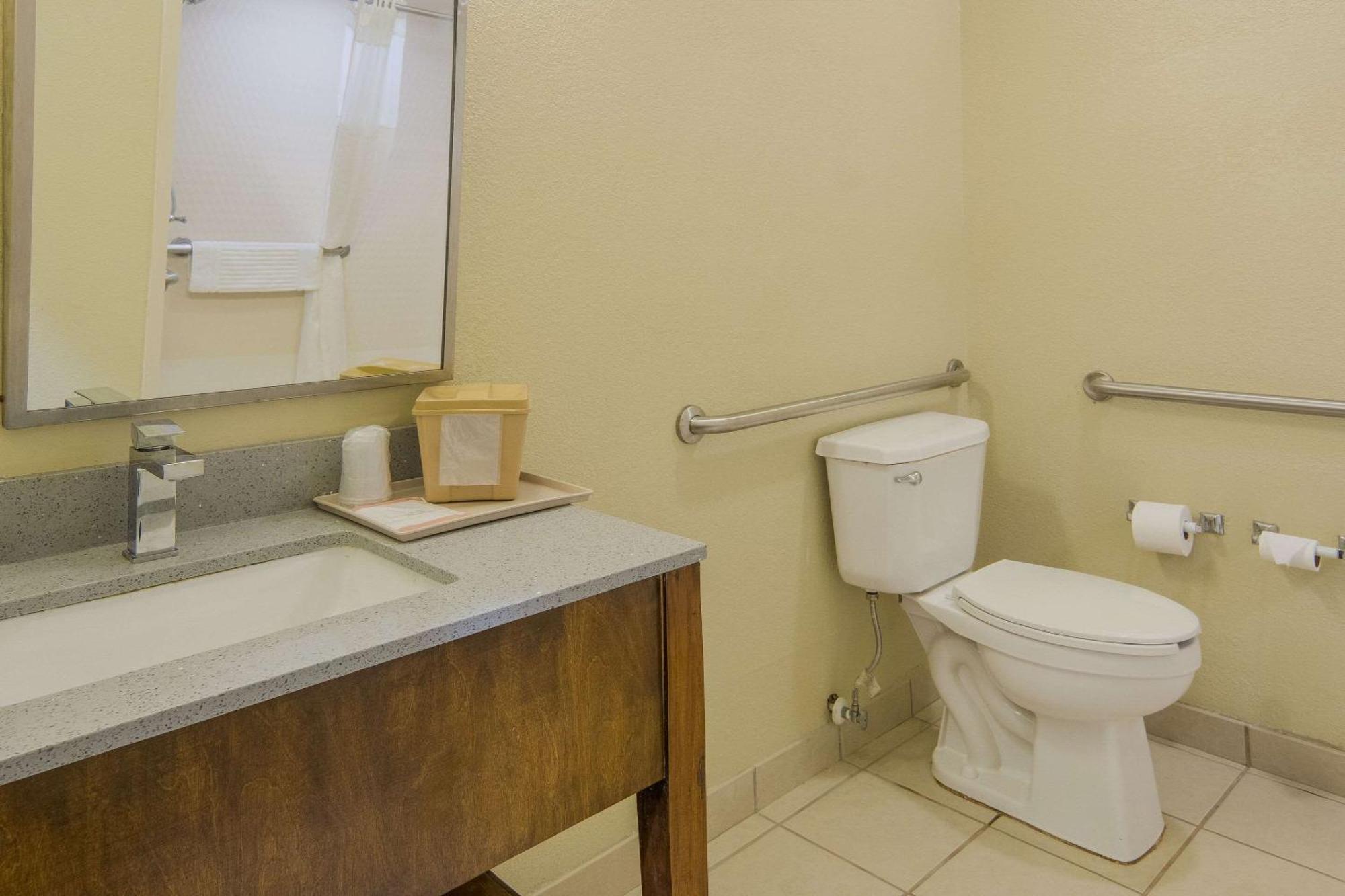 Quality Inn & Suites Roanoke - Fort Worth North Bagian luar foto