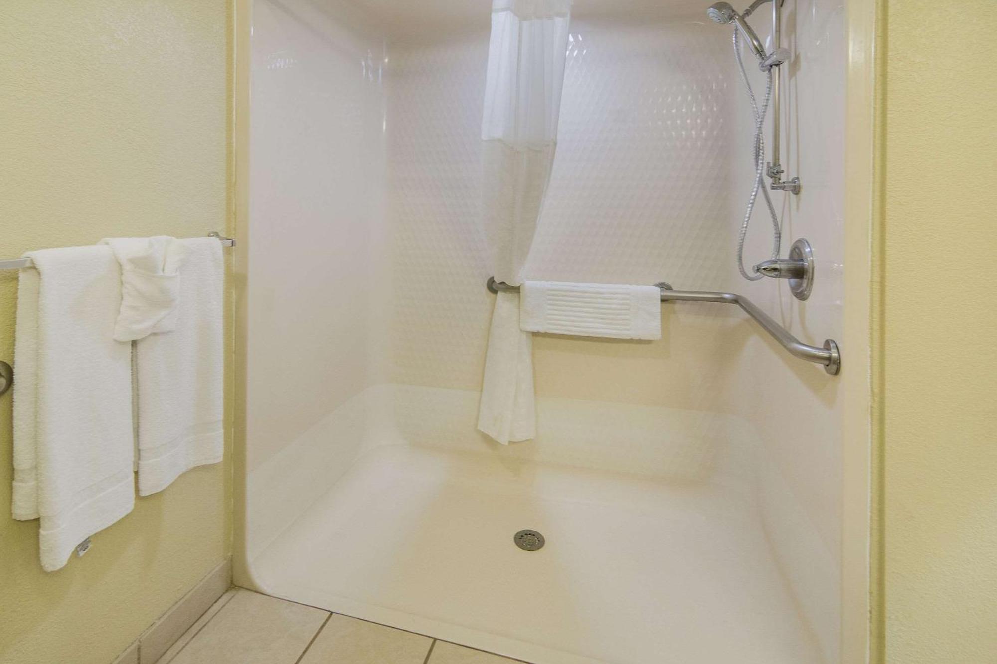 Quality Inn & Suites Roanoke - Fort Worth North Bagian luar foto