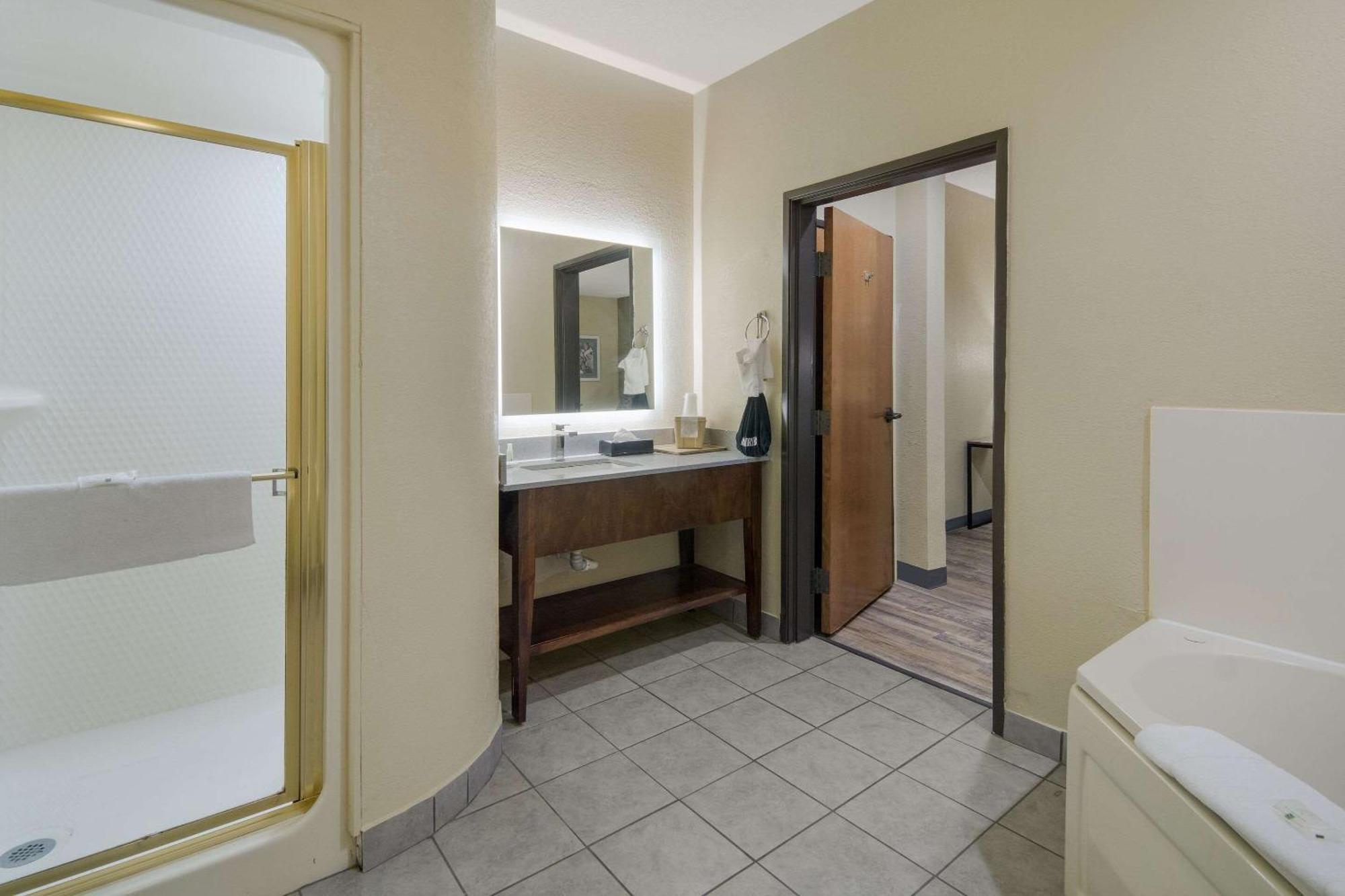 Quality Inn & Suites Roanoke - Fort Worth North Bagian luar foto