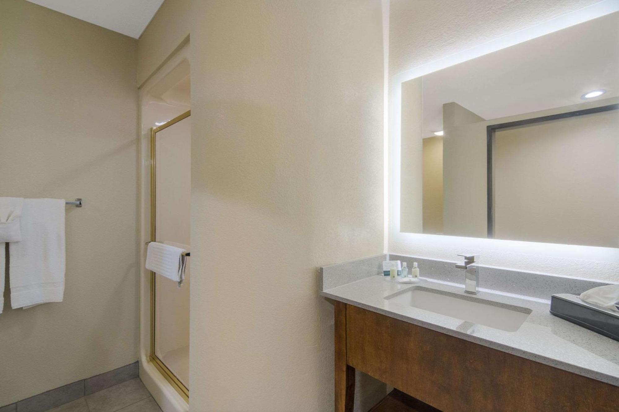 Quality Inn & Suites Roanoke - Fort Worth North Bagian luar foto