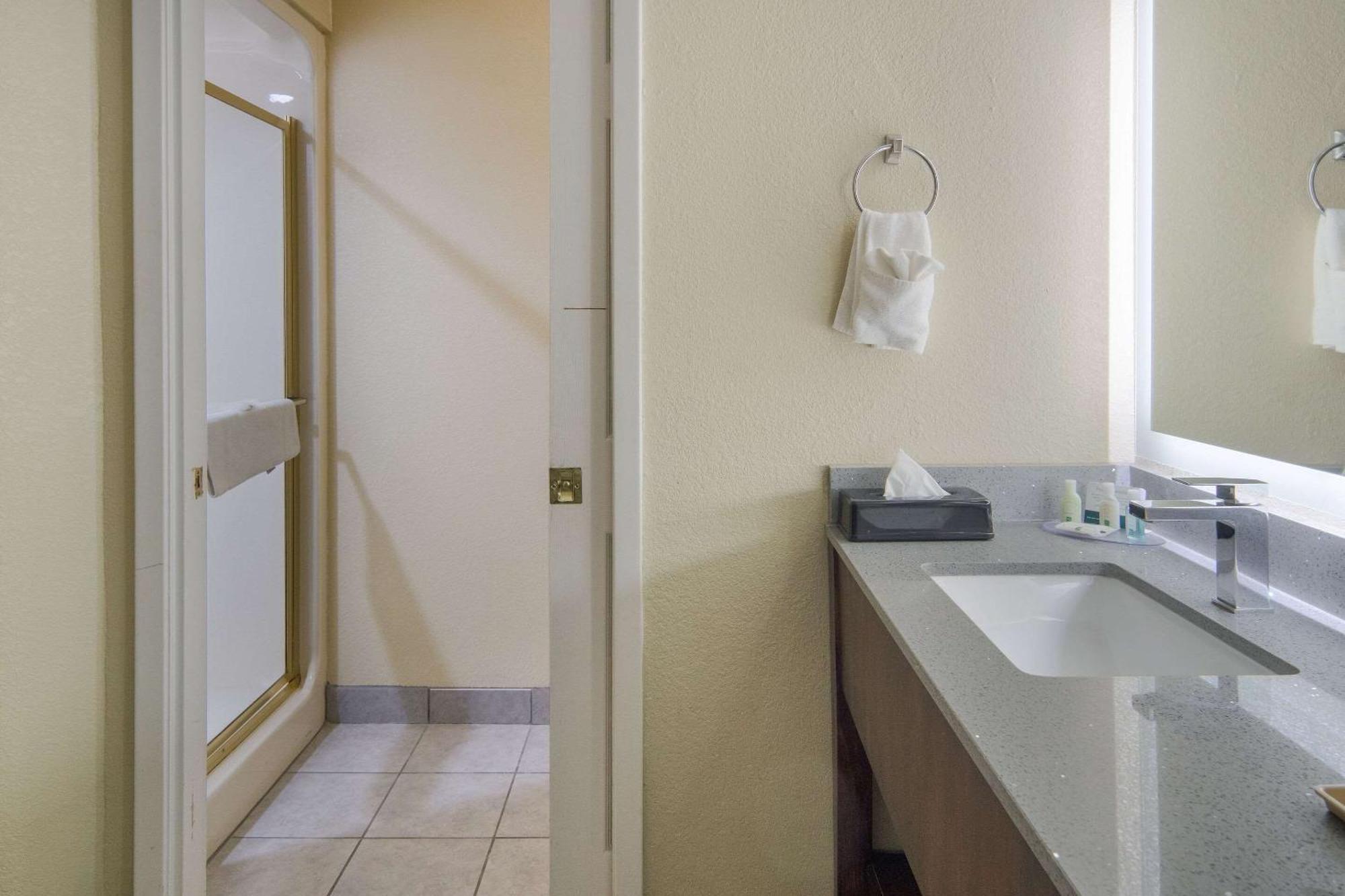 Quality Inn & Suites Roanoke - Fort Worth North Bagian luar foto