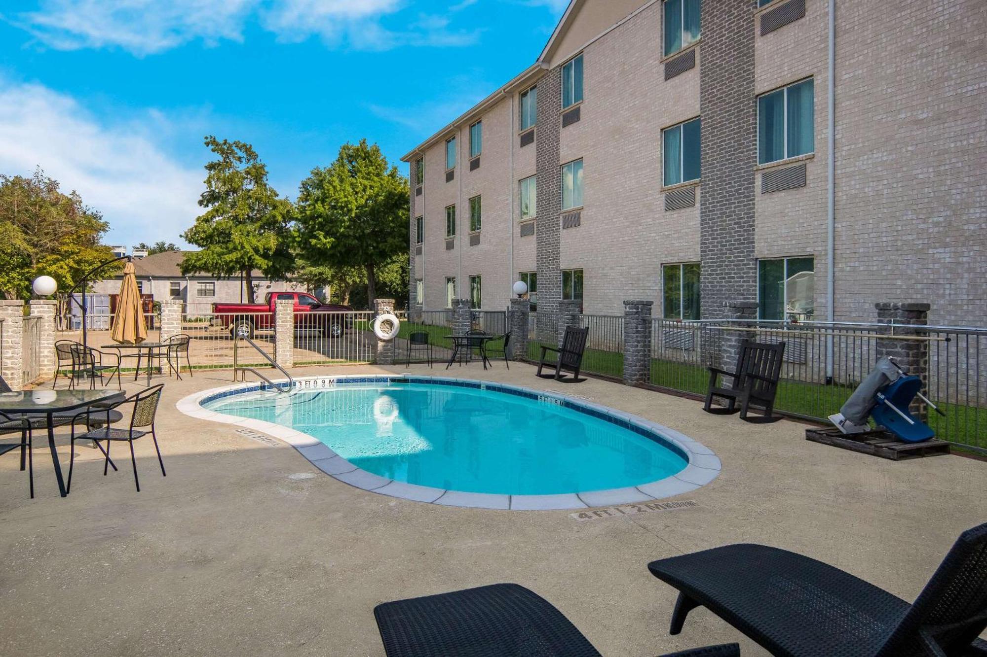 Quality Inn & Suites Roanoke - Fort Worth North Bagian luar foto